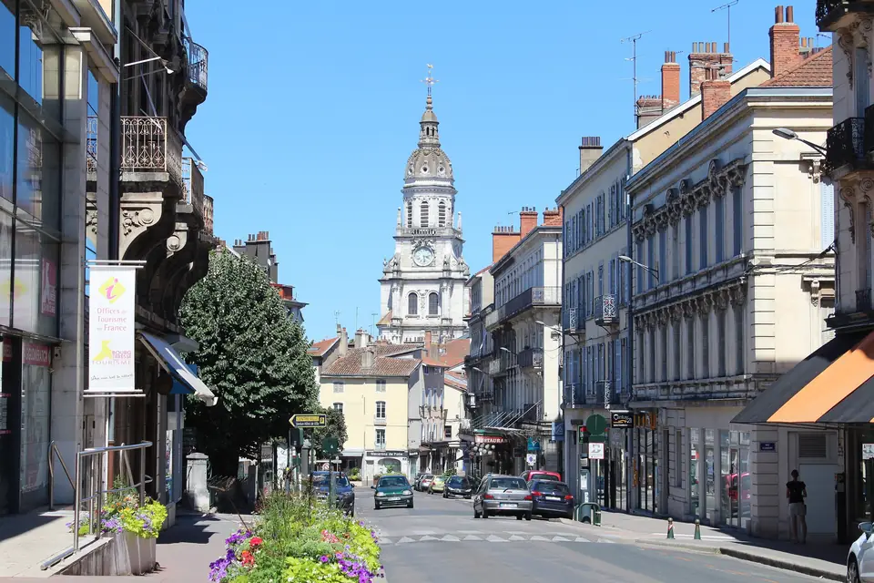 Avenue Alsace-Lorraine à Bourg-en-Bresse, immeubles et clocher de Notre-Dame au fond