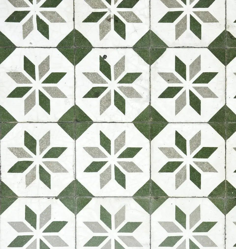 Sol de carreaux de ciment blancs à étoiles vertes, motif répété à l’infini