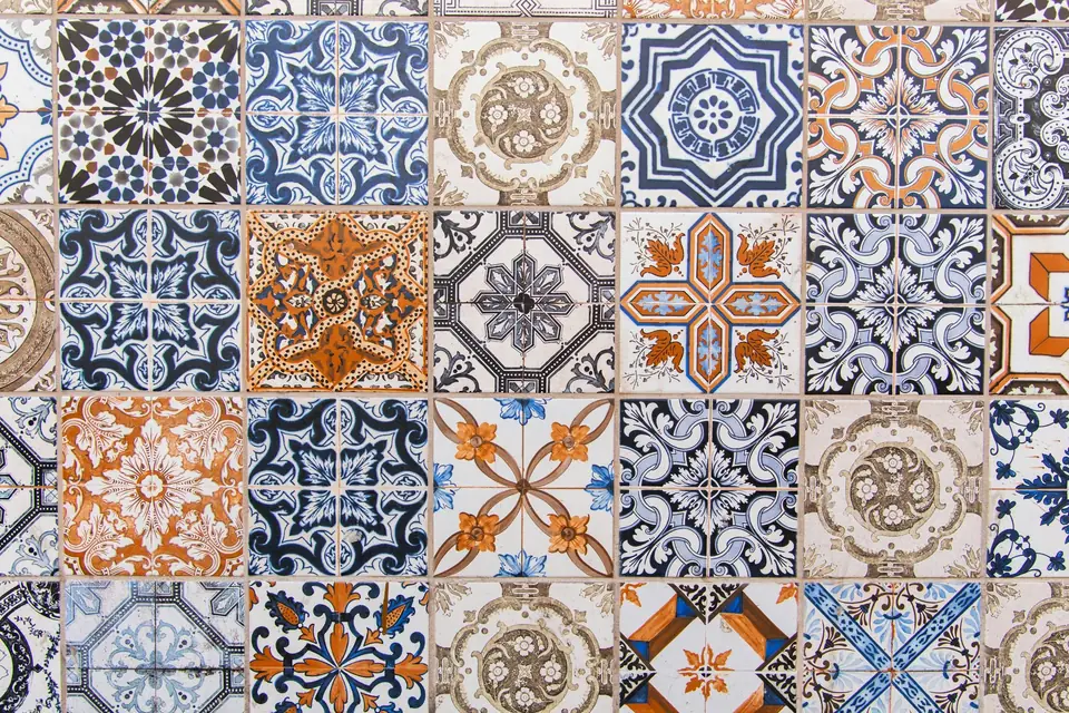 Mur de carreaux à motifs dépareillés, bleus, orangés et crème