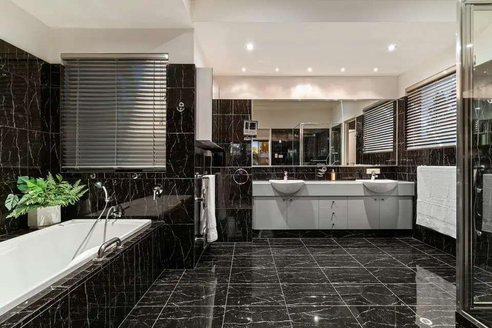Salle de bain en carrelage grand format effet marbre noir, sol et murs