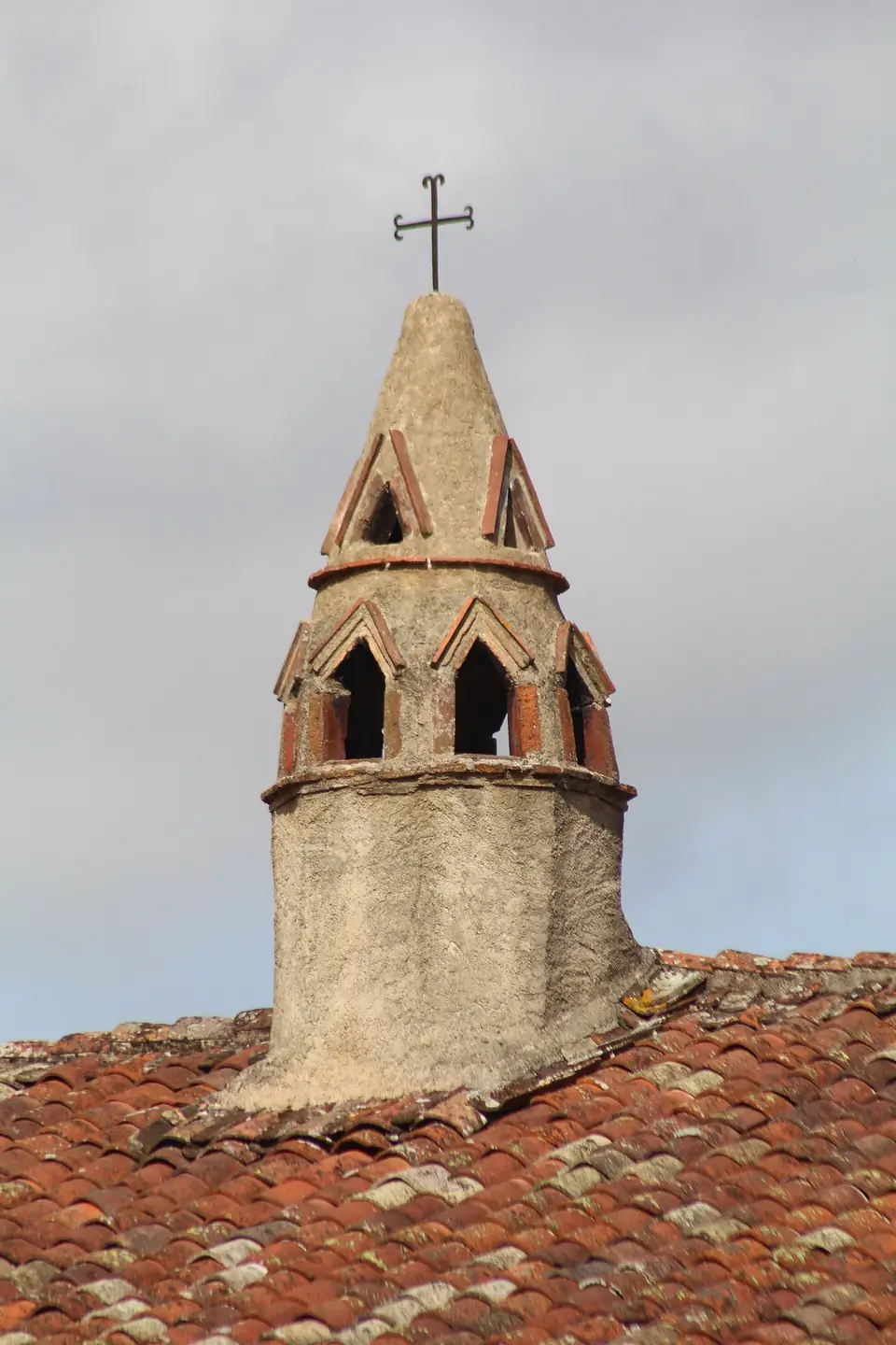 Cheminée sarrasine en brique surmontée d’une croix, ferme des Planons à Saint-Cyr-sur-Menthon