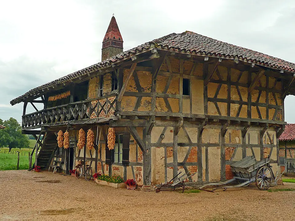 Ferme bressane à Saint-Trivier-de-Courtes : pans de bois, galerie, épis de maïs suspendus et cheminée sarrasine
