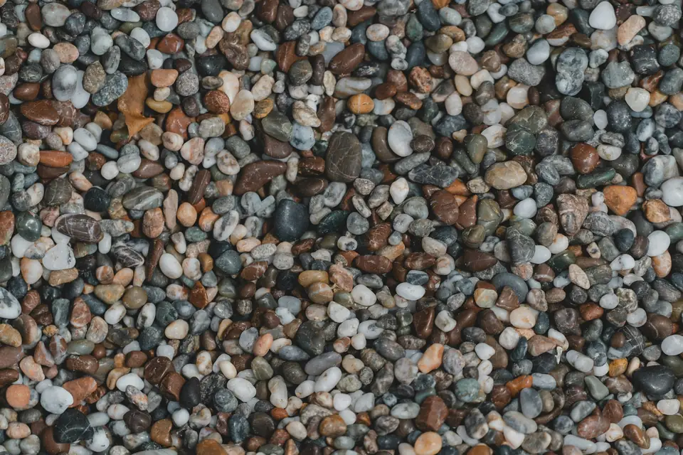Petits granulats de pierre de toutes les couleurs, vus de très près
