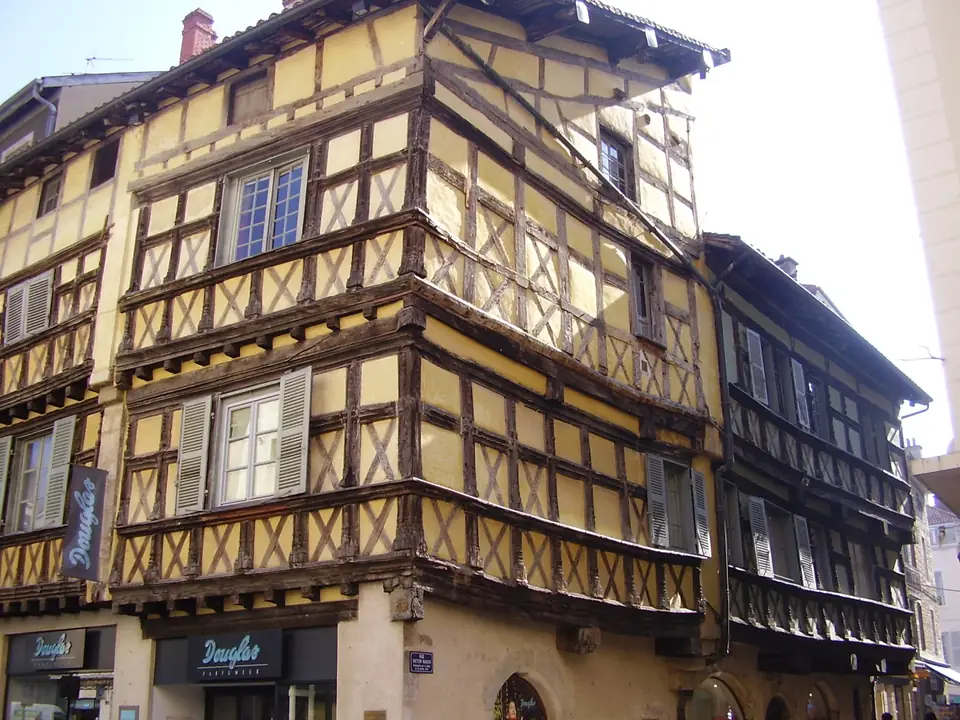 Maison à pans de bois du 16 rue Gambetta à Bourg-en-Bresse, colombages sombres sur enduit ocre