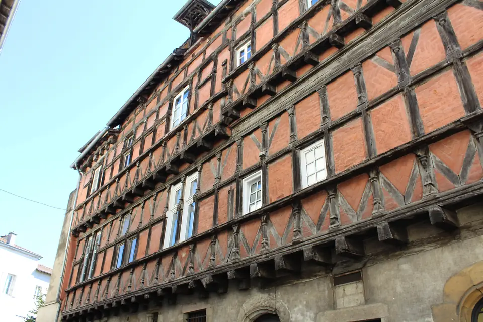 Maison Gorrevod, rue du Palais à Bourg-en-Bresse : étages en encorbellement à pans de bois et briques