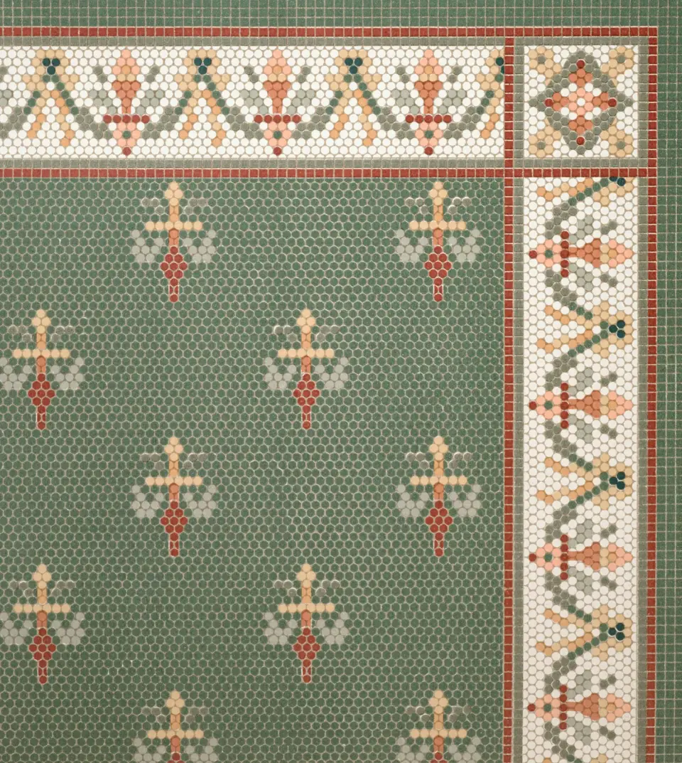 Mosaïque verte à petits carreaux ronds bordée d’une frise ornementale