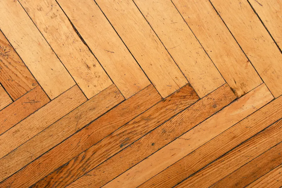 Parquet en bâtons rompus, lames de chêne blond vues en lumière rasante